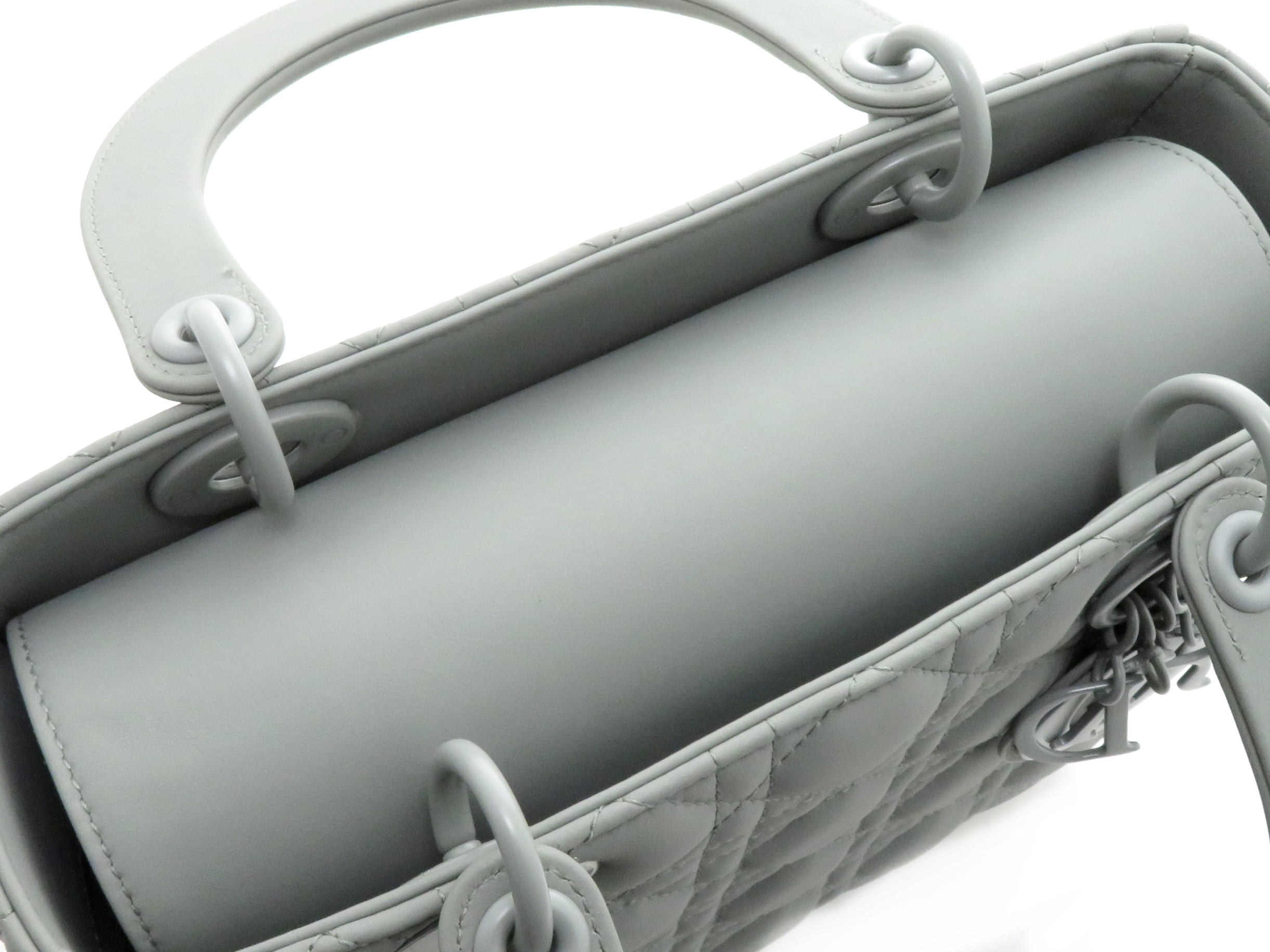 Dior Lady Dior ミディアムバッグ レディディオール カナージュ ウルトラマットカーフスキン グレーストーン 437 の購入なら 質 の大黒屋 公式