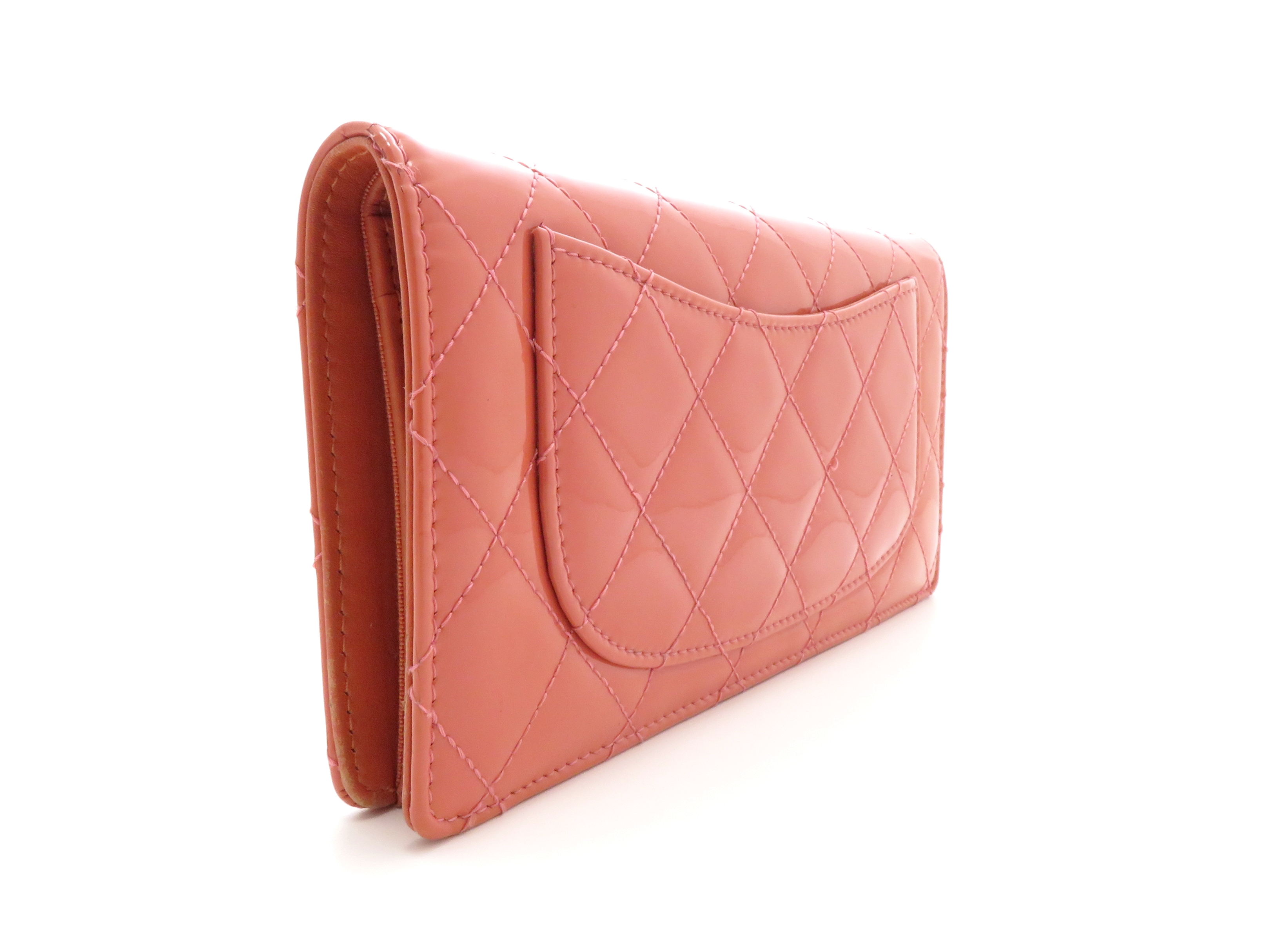 Chanel シャネル 二つ折り 長財布 サーモンピンク パテントレザー 437 の購入なら 質 の大黒屋 公式
